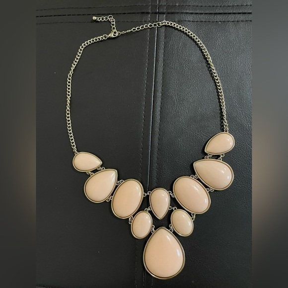 Pink and gold tone bead scoop necklace costume jewelery - Picture 5 of 8